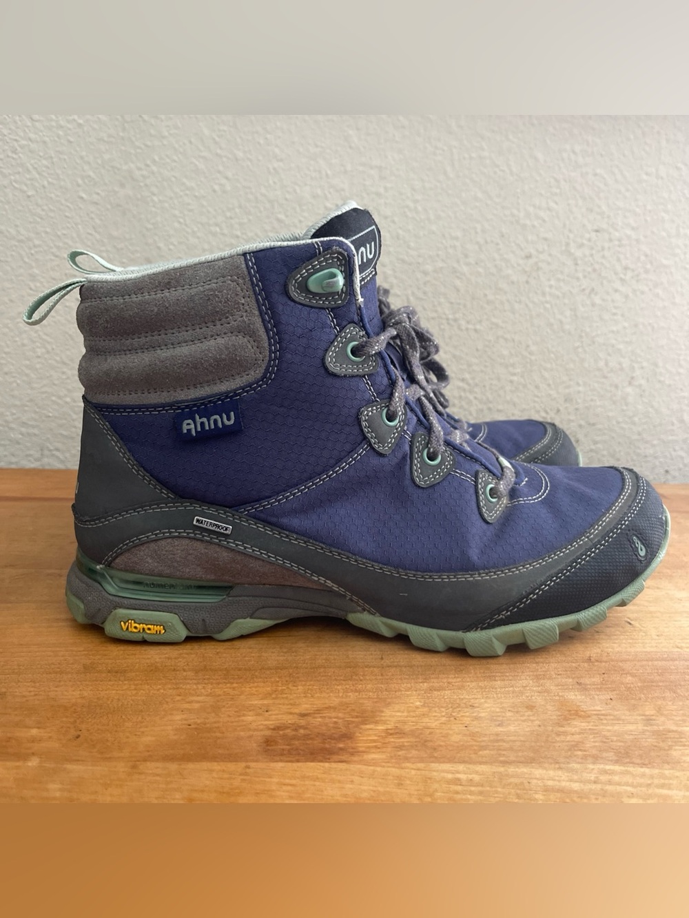 Ahnu Sugarpine Waterproof Hiking Snow Boots Blue Teal Women's Athletic Size 8.5